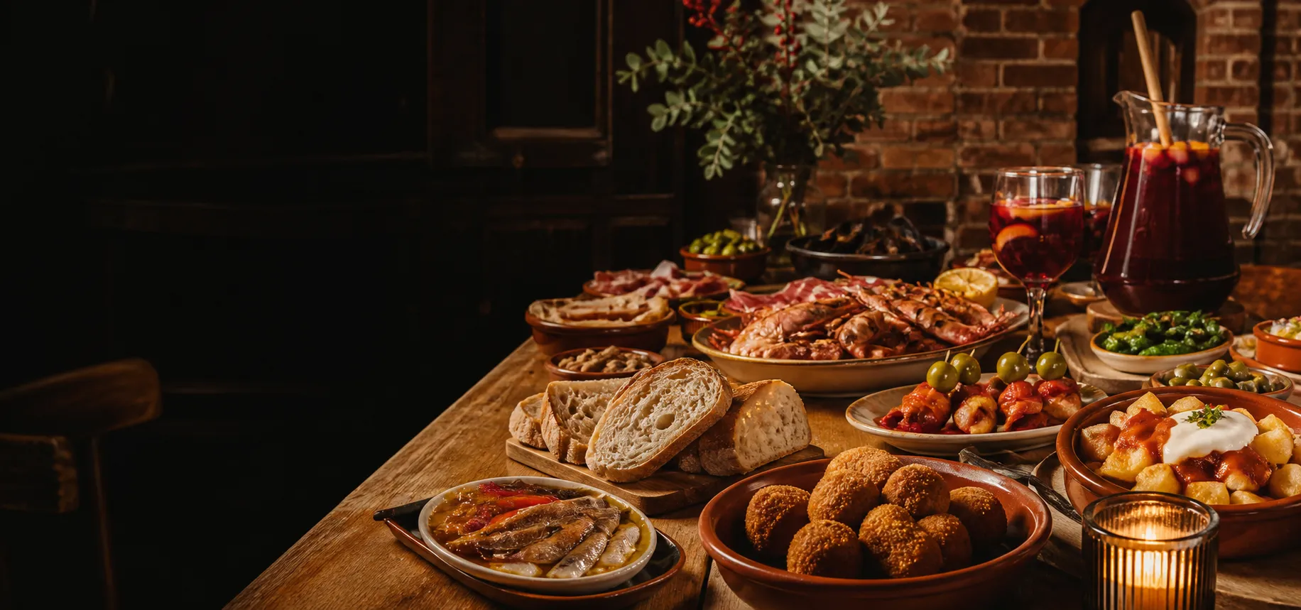 Een rijkgevulde tafel met tapas en sangria