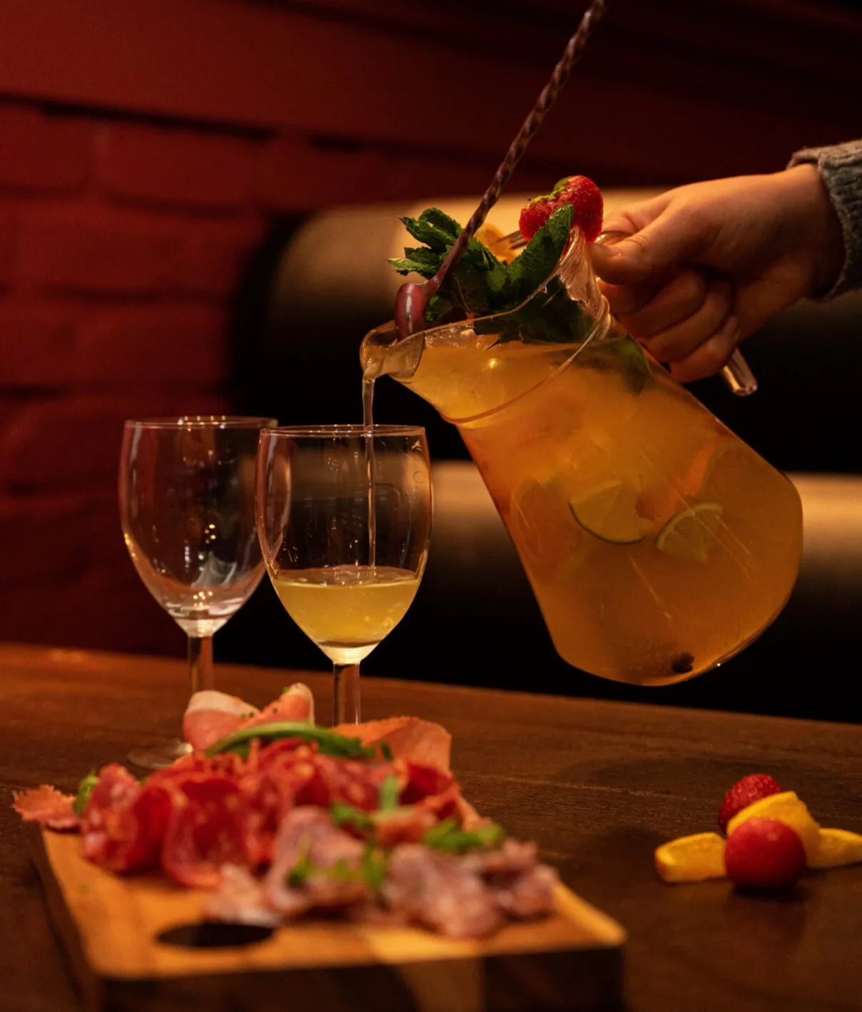 Huisgemaakte sangria wordt aan tafel ingeschonken